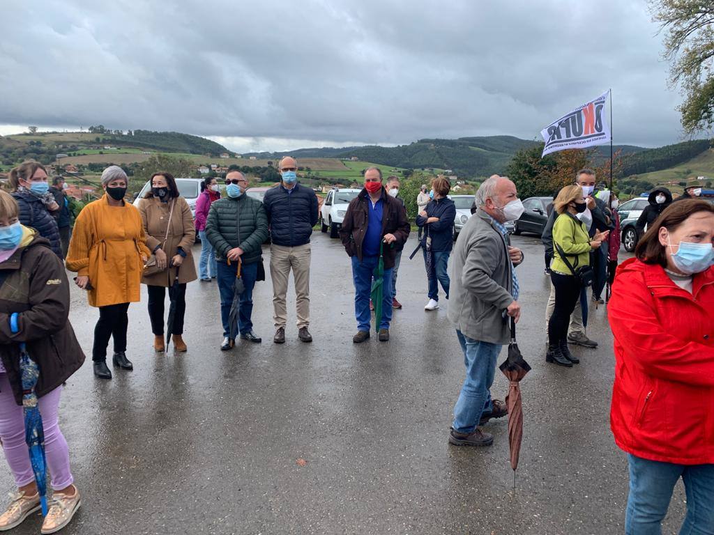 La Coordinadora Meruelo Sin Okupas ha celebrado este domingo la manifestación en contra de las ocupaciones ilegales de viviendas en el municipio que estaba prevista para el pasado 26 de septiembre pero que tuvo que aplazarse por motivos climatológicos. En la manifestación los vecinos han llevado banderas, pegatinas y mascarillas repartidas con motivo de la cita anteriormente prevista. También se ha leído un manifiesto en contra de las ocupaciones en Meruelo y toda España.