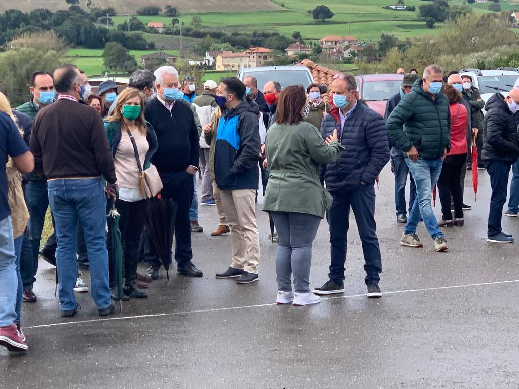 La Coordinadora Meruelo Sin Okupas ha celebrado este domingo la manifestación en contra de las ocupaciones ilegales de viviendas en el municipio que estaba prevista para el pasado 26 de septiembre pero que tuvo que aplazarse por motivos climatológicos. En la manifestación los vecinos han llevado banderas, pegatinas y mascarillas repartidas con motivo de la cita anteriormente prevista. También se ha leído un manifiesto en contra de las ocupaciones en Meruelo y toda España.