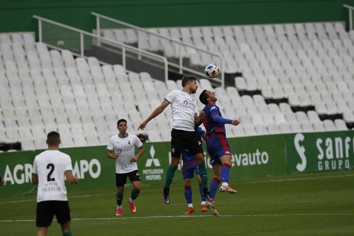 Los verdiblancos se adelantaron a los dos minutos de partido, pero los vizcaínos dieron la vuelta al marcador en los minutos finales tanto de la primera parte -empatando- como de la segunda