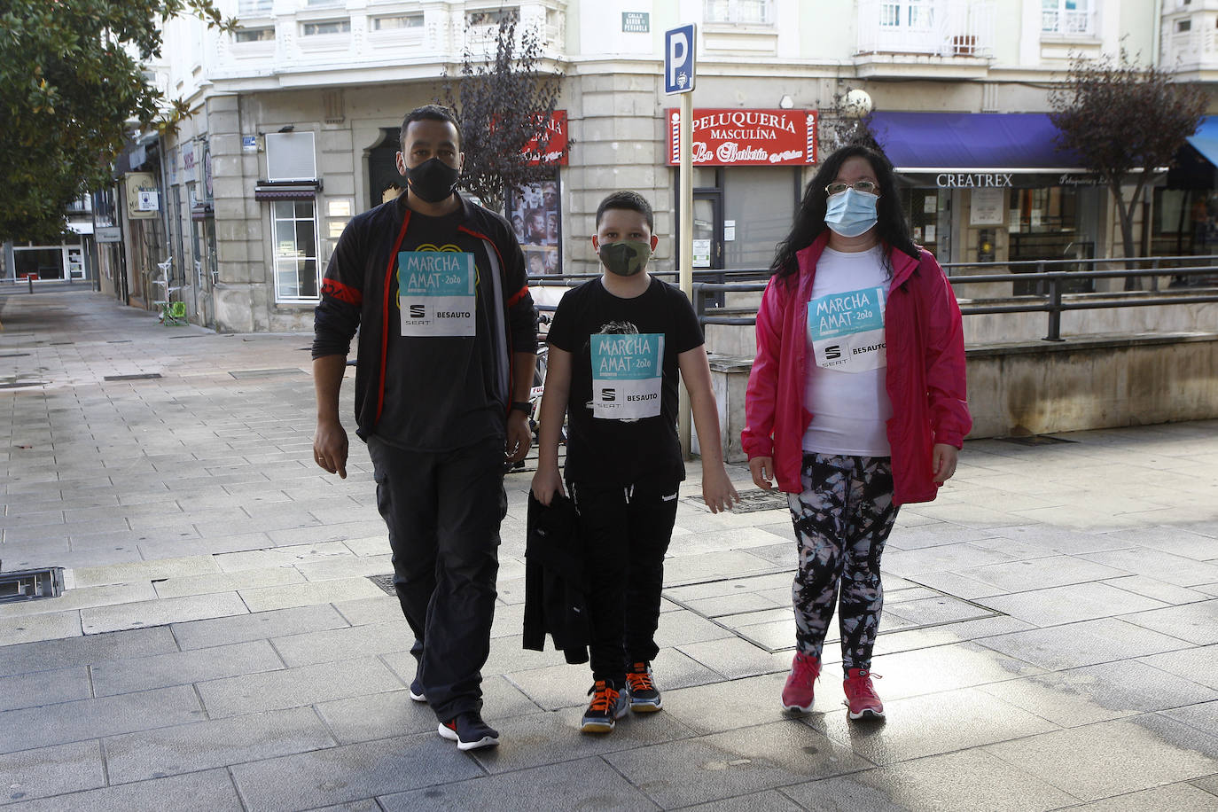 La Marcha AMAT 2020 se celebra este lunes marcada por las medidas especiales frente al Covid-19, por lo que se desarrolla en redes sociales bajo el lema 'Unidos en la distancia' y no tiene horario ni recorrido para evitar aglomeraciones. Se trata de la carrera no competitiva que celebra cada año en esta misma fecha la Asociación Montañesa de Ayuda al Toxicómano (AMAT) para recaudar fondos para su labor frente a las adicciones, en la que en esta ocasión se puede colaborar comprando el dorsal al precio de tres euros en la sede de la marcha AMAT en el Bulevar Demetrio Herrero y en la sede de AMAT en la calle General Castañeda. Así, los participantes pueden hacerse hoy una foto con el dorsal y subirla a las redes sociales con el hashtag #AMATunidosenladistancia y etiquetar a @amattorrelavega.