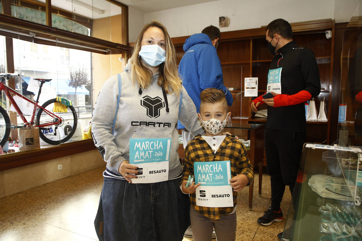 La Marcha AMAT 2020 se celebra este lunes marcada por las medidas especiales frente al Covid-19, por lo que se desarrolla en redes sociales bajo el lema 'Unidos en la distancia' y no tiene horario ni recorrido para evitar aglomeraciones. Se trata de la carrera no competitiva que celebra cada año en esta misma fecha la Asociación Montañesa de Ayuda al Toxicómano (AMAT) para recaudar fondos para su labor frente a las adicciones, en la que en esta ocasión se puede colaborar comprando el dorsal al precio de tres euros en la sede de la marcha AMAT en el Bulevar Demetrio Herrero y en la sede de AMAT en la calle General Castañeda. Así, los participantes pueden hacerse hoy una foto con el dorsal y subirla a las redes sociales con el hashtag #AMATunidosenladistancia y etiquetar a @amattorrelavega.