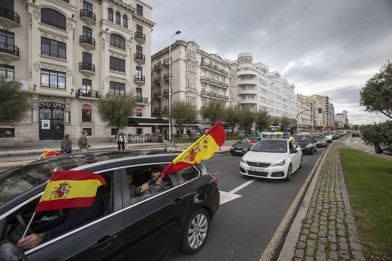 Decenas de vehículos han participado este mediodía en Santander en la marcha de protesta contra el Gobierno que ha organizado Vox por todo el país en el día de la Fiesta Nacional.