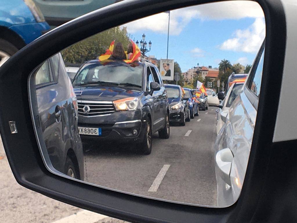 Decenas de vehículos han participado este mediodía en Santander en la marcha de protesta contra el Gobierno que ha organizado Vox por todo el país en el día de la Fiesta Nacional.
