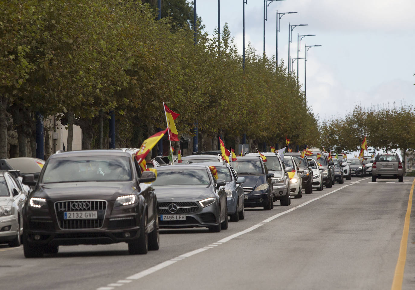 Decenas de vehículos han participado este mediodía en Santander en la marcha de protesta contra el Gobierno que ha organizado Vox por todo el país en el día de la Fiesta Nacional.