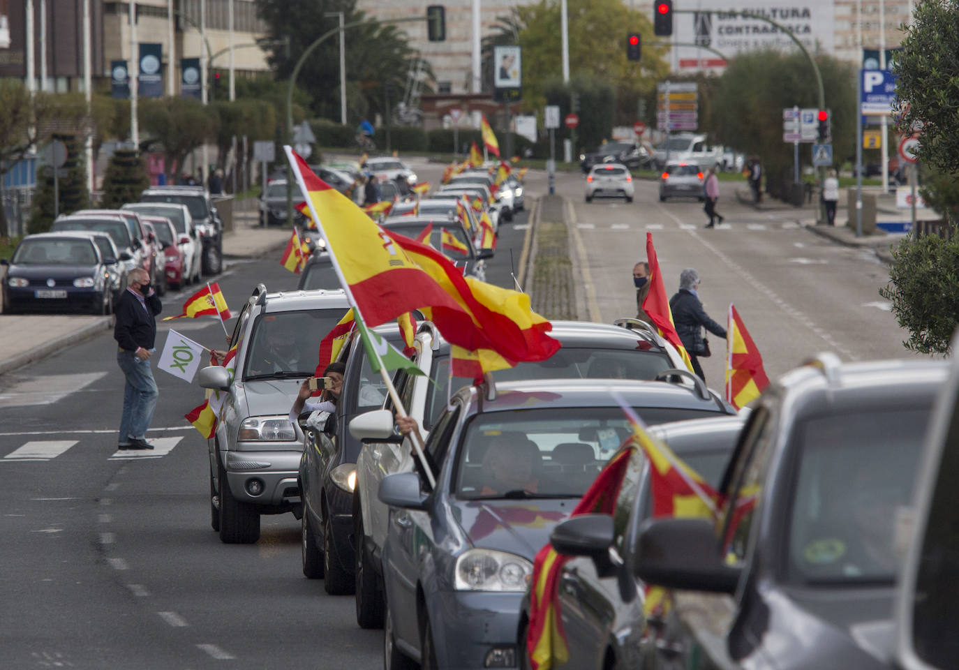 Decenas de vehículos han participado este mediodía en Santander en la marcha de protesta contra el Gobierno que ha organizado Vox por todo el país en el día de la Fiesta Nacional.
