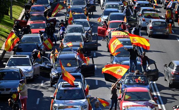 Imagen de la caravana de coches por el madrileño paseo de La Castellana.