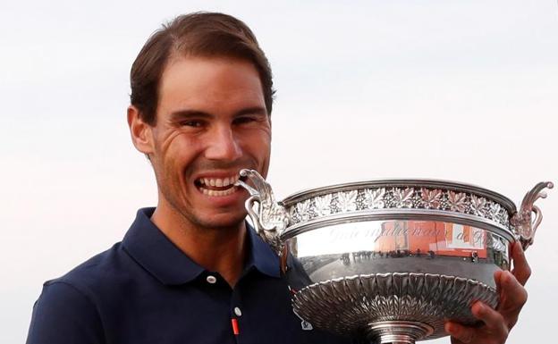 Rafa Nadal, este lunes, con la Copa de los Mosqueteros. 