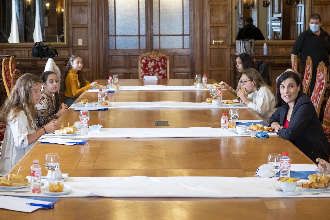 El Ayuntamiento de Santander organizó un desayuno entre la alcaldesa, Gema Igual, el concejal de Igualdad, Álvaro Lavín, y siete niñas de la ciudad en el Palacio de la Magdalena