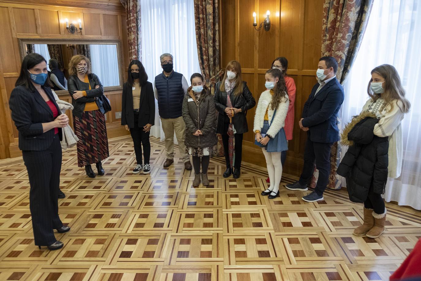 El Ayuntamiento de Santander organizó un desayuno entre la alcaldesa, Gema Igual, el concejal de Igualdad, Álvaro Lavín, y siete niñas de la ciudad en el Palacio de la Magdalena