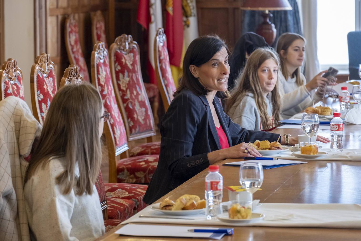 El Ayuntamiento de Santander organizó un desayuno entre la alcaldesa, Gema Igual, el concejal de Igualdad, Álvaro Lavín, y siete niñas de la ciudad en el Palacio de la Magdalena