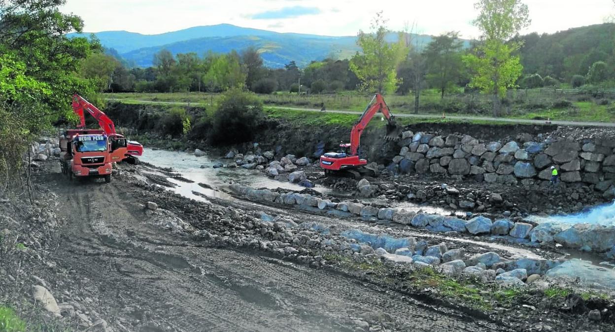 Trabajos de la Confederación en el cauce del río Los Llares, en Arenas de Iguña.