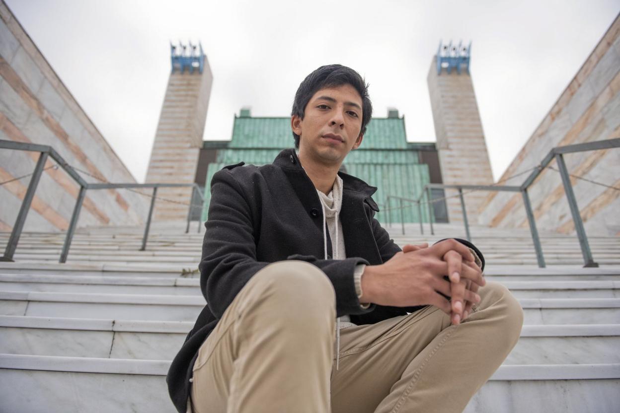 El pianista Jorge Nava posa en las escaleras del Palacio de Festivales.