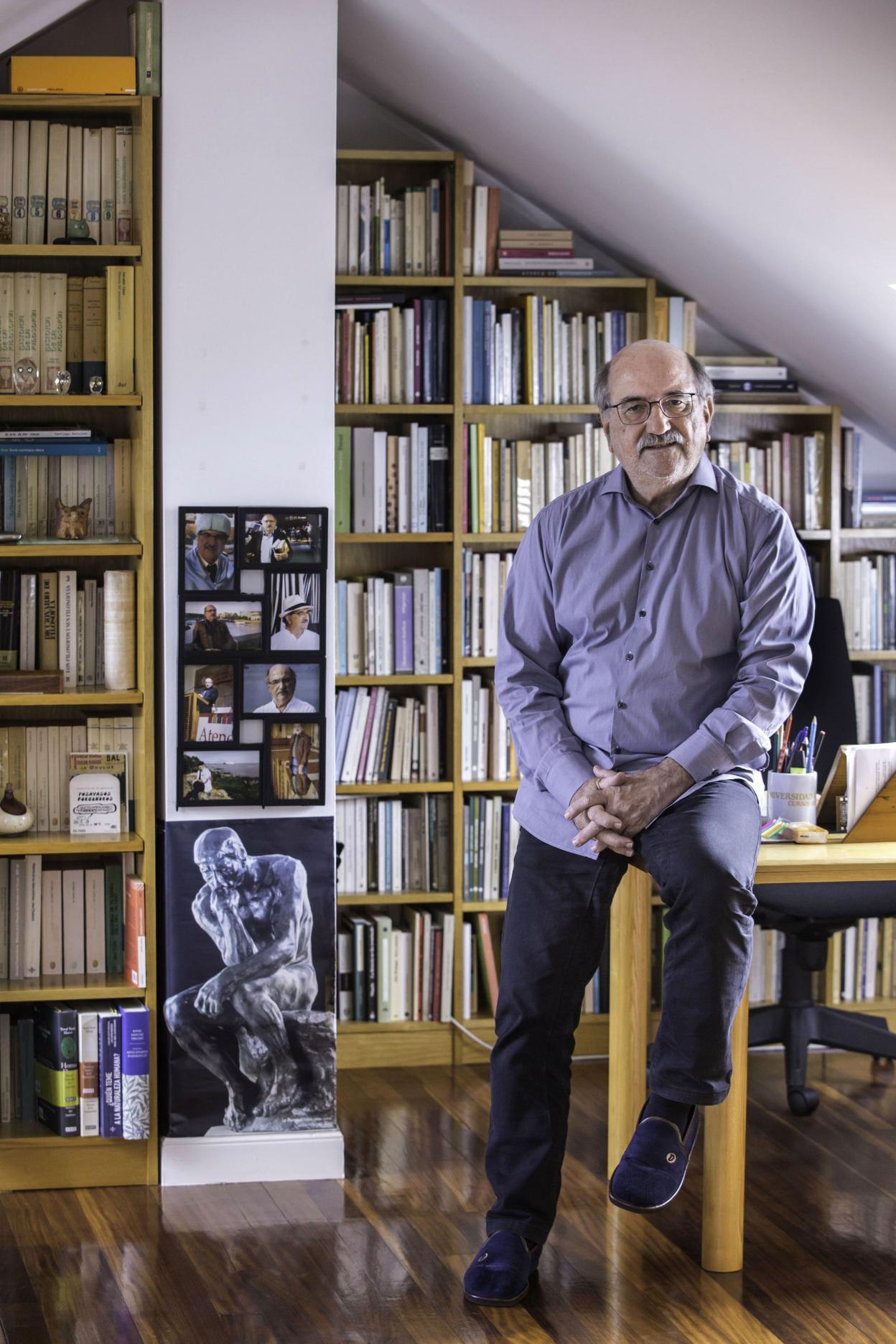 Carlos Nieto en su estudio y biblioteca personal.