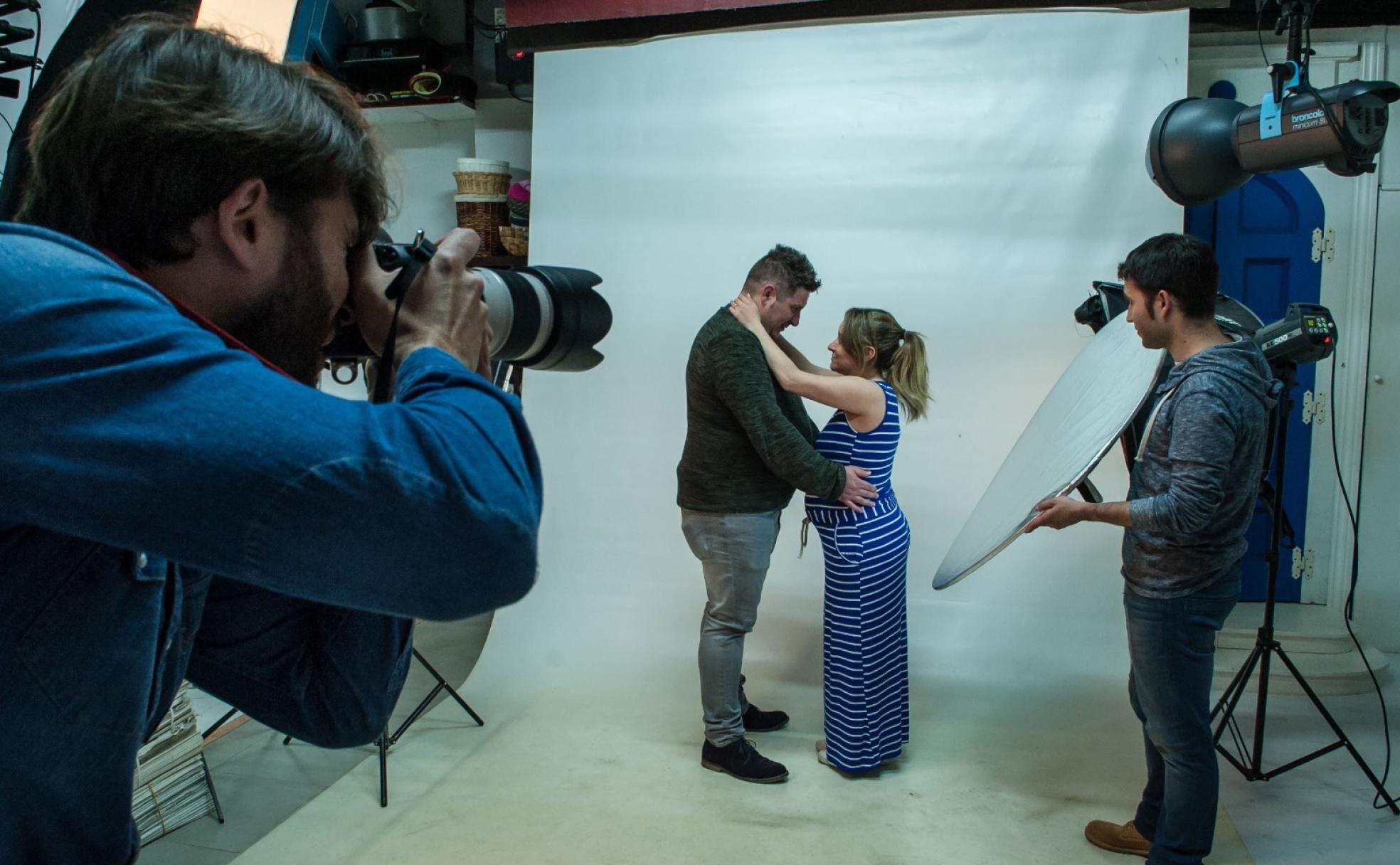 UNa pareja de novios, durante una sesión fotográfica.