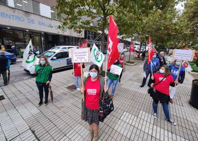 Imagen secundaria 1 - Concentraciones en los centros de salud para protestar por la «saturación» de trabajo