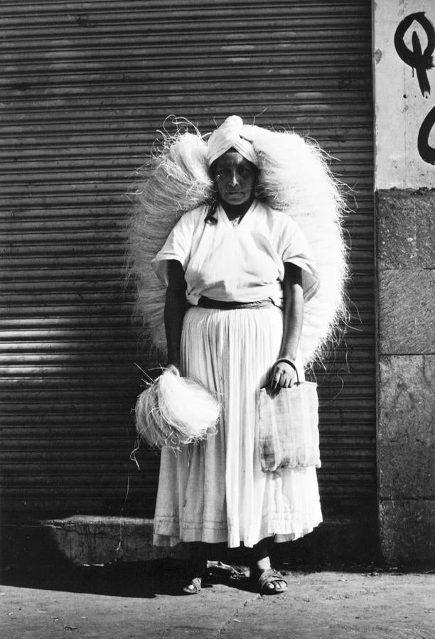 ‘Graciela Iturbide’ (Galería Siboney): De una de las fotógrafas mexicanas más destacadas de la escena internacional se revela su diálogo entre imágenes, tiempos y símbolos; en un despliegue épico donde el sueño, la religión, el viaje y la comunidad se conjugan. 