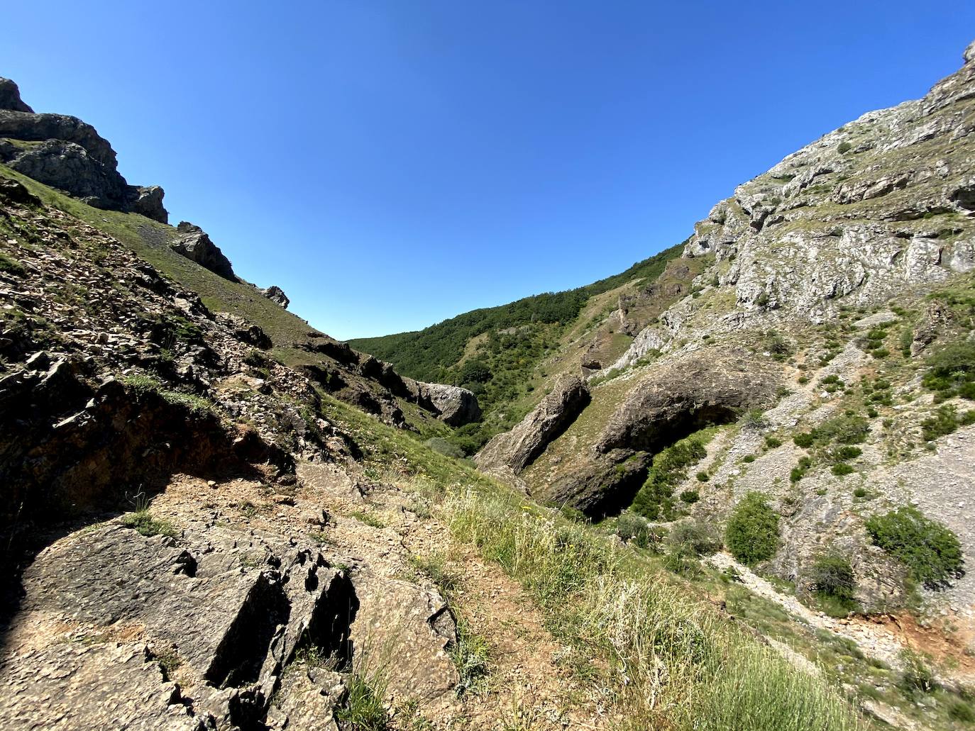 A escasos 50 kilómetros de la ciudad de León se puede disfrutar de una ruta de media montaña, apta para niños, donde ver espectaculares formaciones de roca caliza