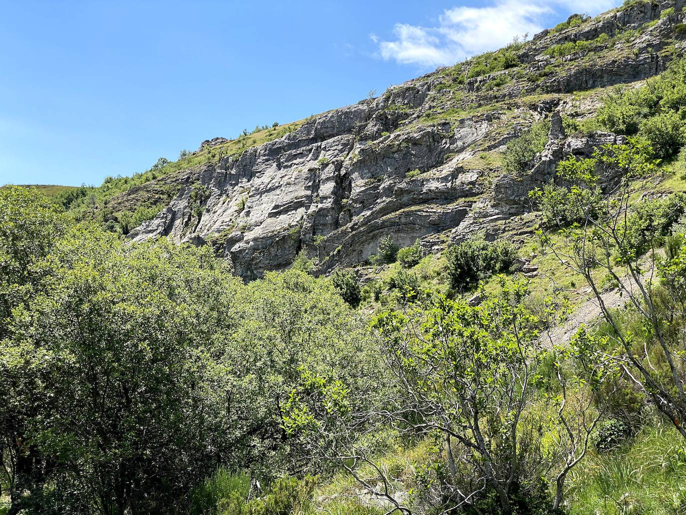 A escasos 50 kilómetros de la ciudad de León se puede disfrutar de una ruta de media montaña, apta para niños, donde ver espectaculares formaciones de roca caliza