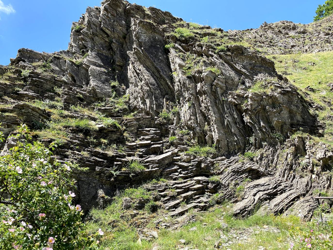 A escasos 50 kilómetros de la ciudad de León se puede disfrutar de una ruta de media montaña, apta para niños, donde ver espectaculares formaciones de roca caliza