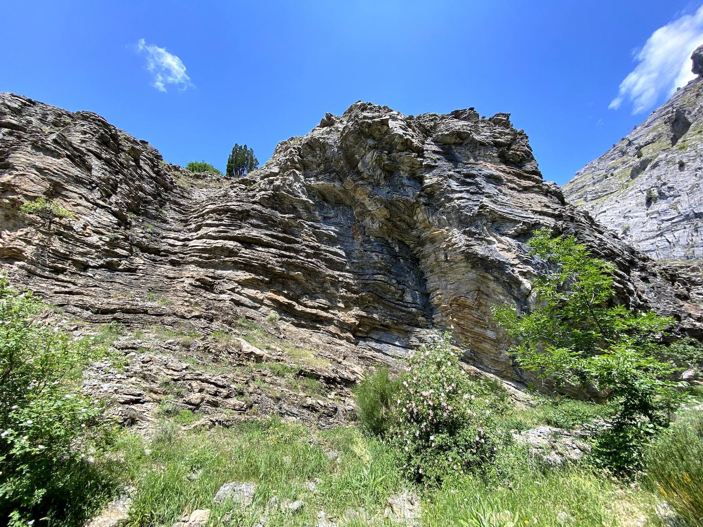 A escasos 50 kilómetros de la ciudad de León se puede disfrutar de una ruta de media montaña, apta para niños, donde ver espectaculares formaciones de roca caliza