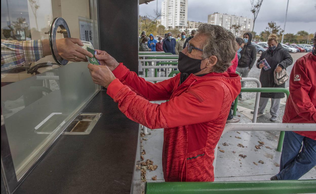 Colas en las taquillas de los Campos de Sport por parte de los socios para canjear las entradas del partido del domingo. 