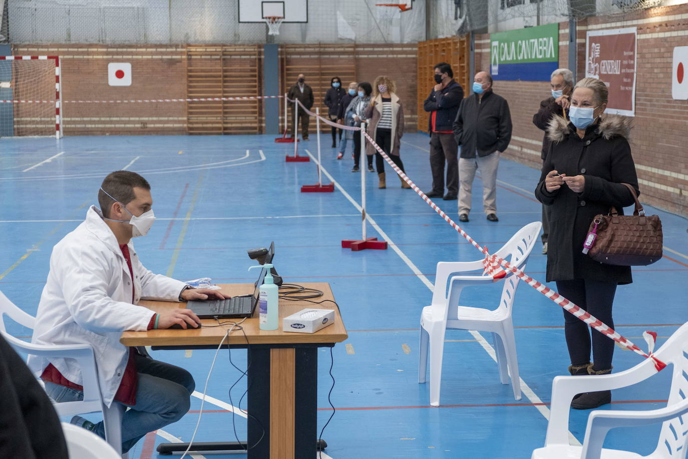 El puesto de triaje para tomar muestras PCR instalado la pasada semana en el polideportivo de Selaya, junto a Villacarriedo. 