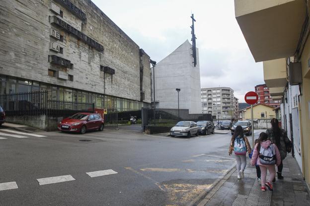 El positivo de un profesor, que creía que tenía un catarro, cierra cuatro aulas en Torrelavega y aísla a 131 alumnos