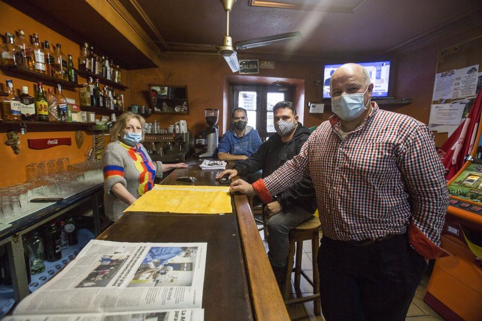 Tres vecinos, durante la mañana de ayer, mientras desayunan en el bar casa Setién, ubicado en le municipio cántabro de San Roque de Riomiera. 