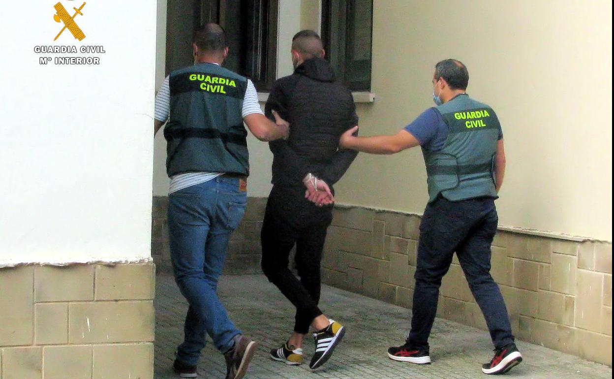 La Guardia Civil detuvo al ladrón en Barakaldo.