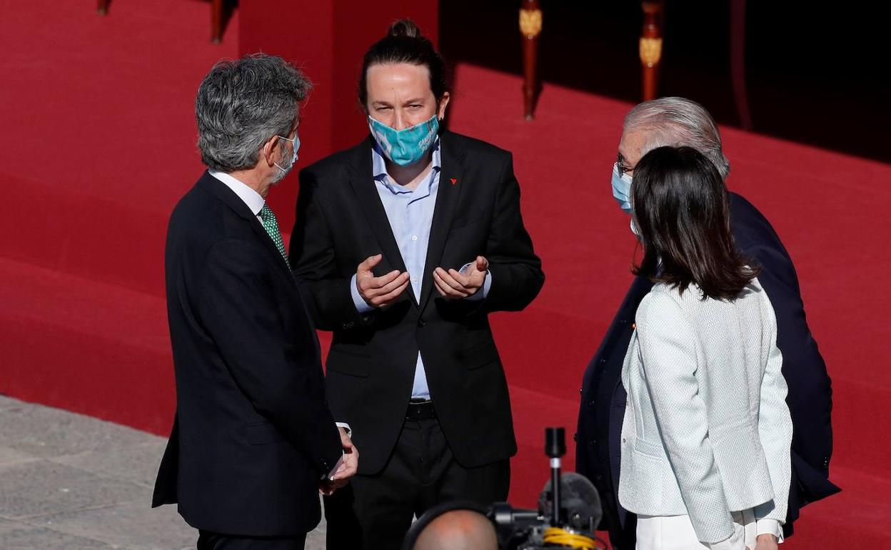 El vicepresidente Pablo Iglesias dialoga con el presidente del Tribunal Supremo, Carlos Lesmes, en el Día de la Fiesta Nacional.