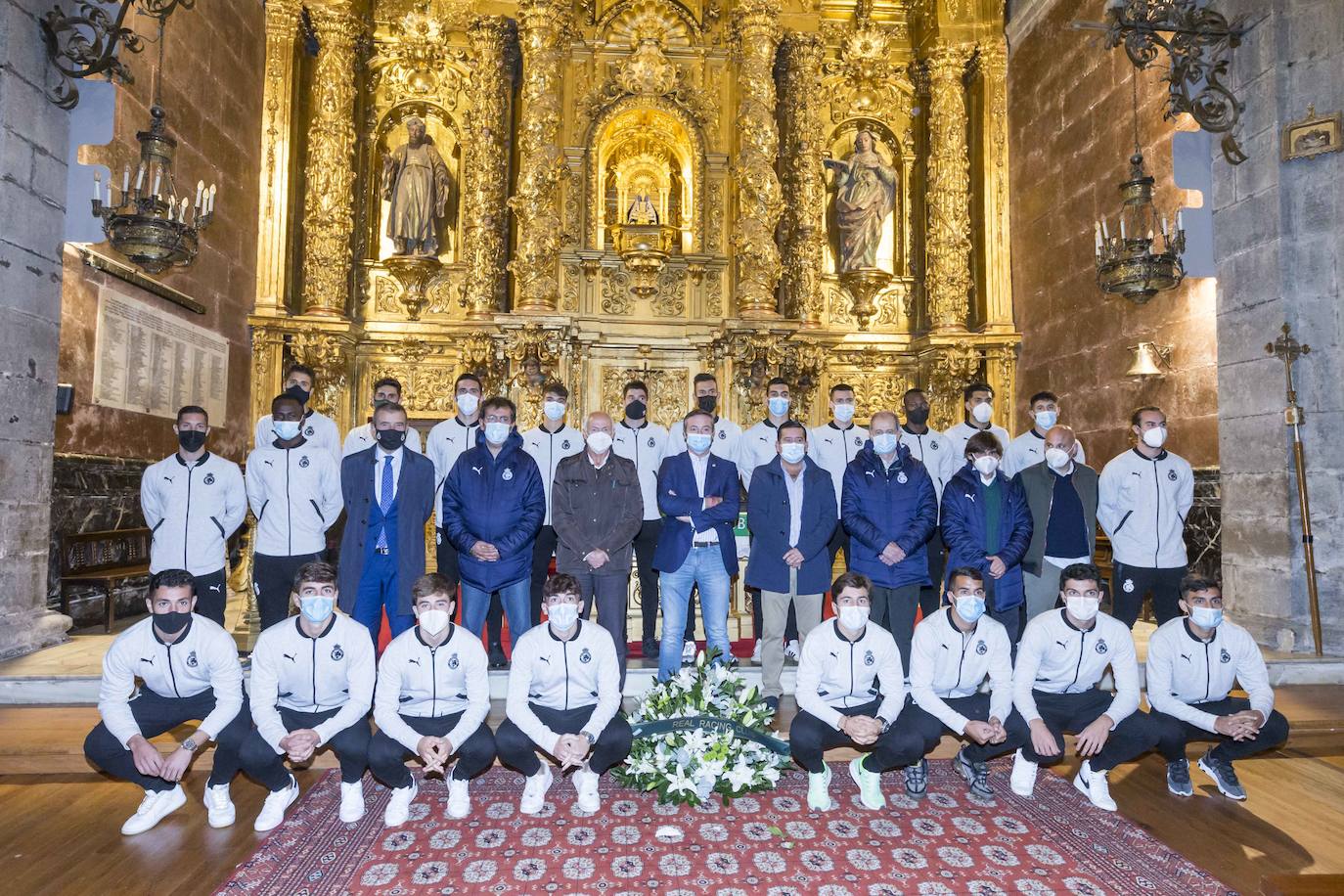 Los jugadores del Racing realizaron una ofrenda de flores a la Virgen de la Bien Aparecida para pedirle a la patrona de Cantabria que les ayude a lograr el ascenso a Segunda 