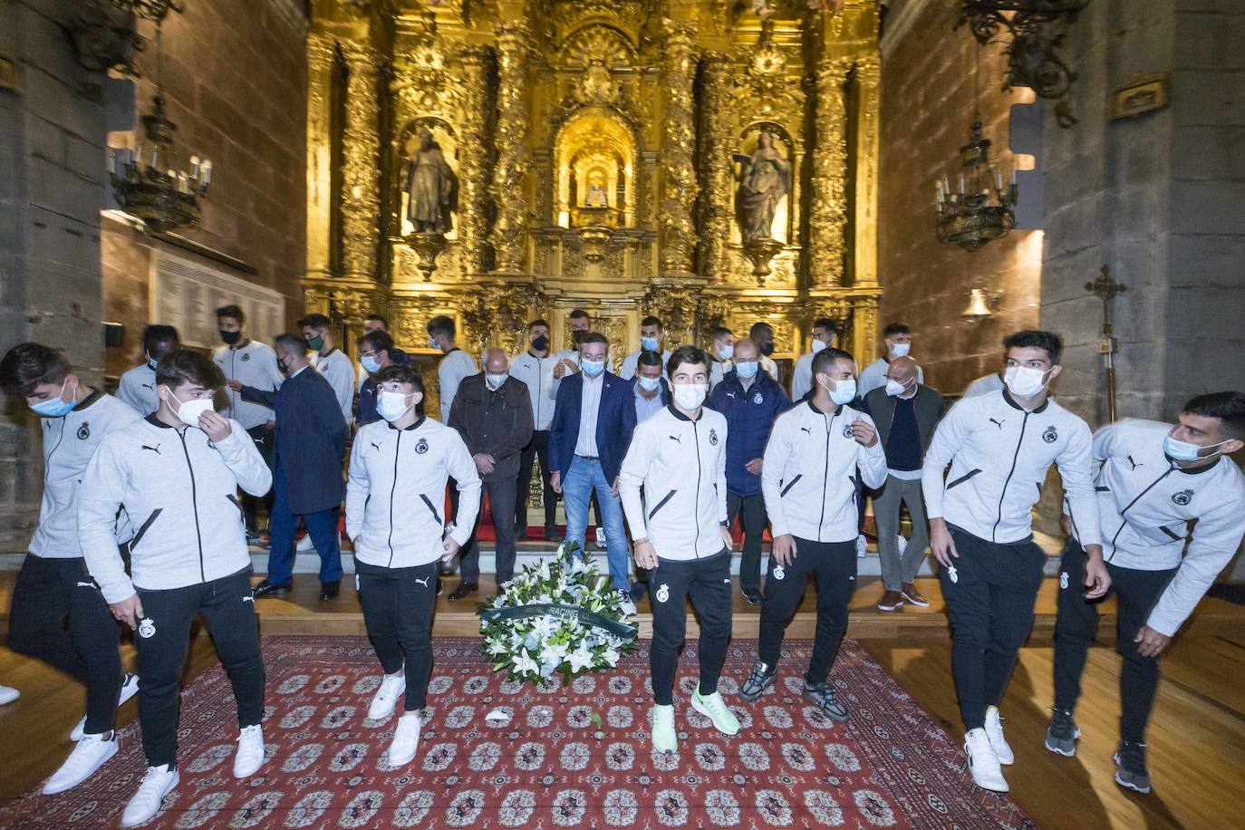 Los jugadores del Racing realizaron una ofrenda de flores a la Virgen de la Bien Aparecida para pedirle a la patrona de Cantabria que les ayude a lograr el ascenso a Segunda 