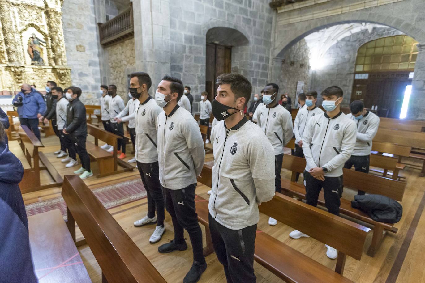 Los jugadores del Racing realizaron una ofrenda de flores a la Virgen de la Bien Aparecida para pedirle a la patrona de Cantabria que les ayude a lograr el ascenso a Segunda 