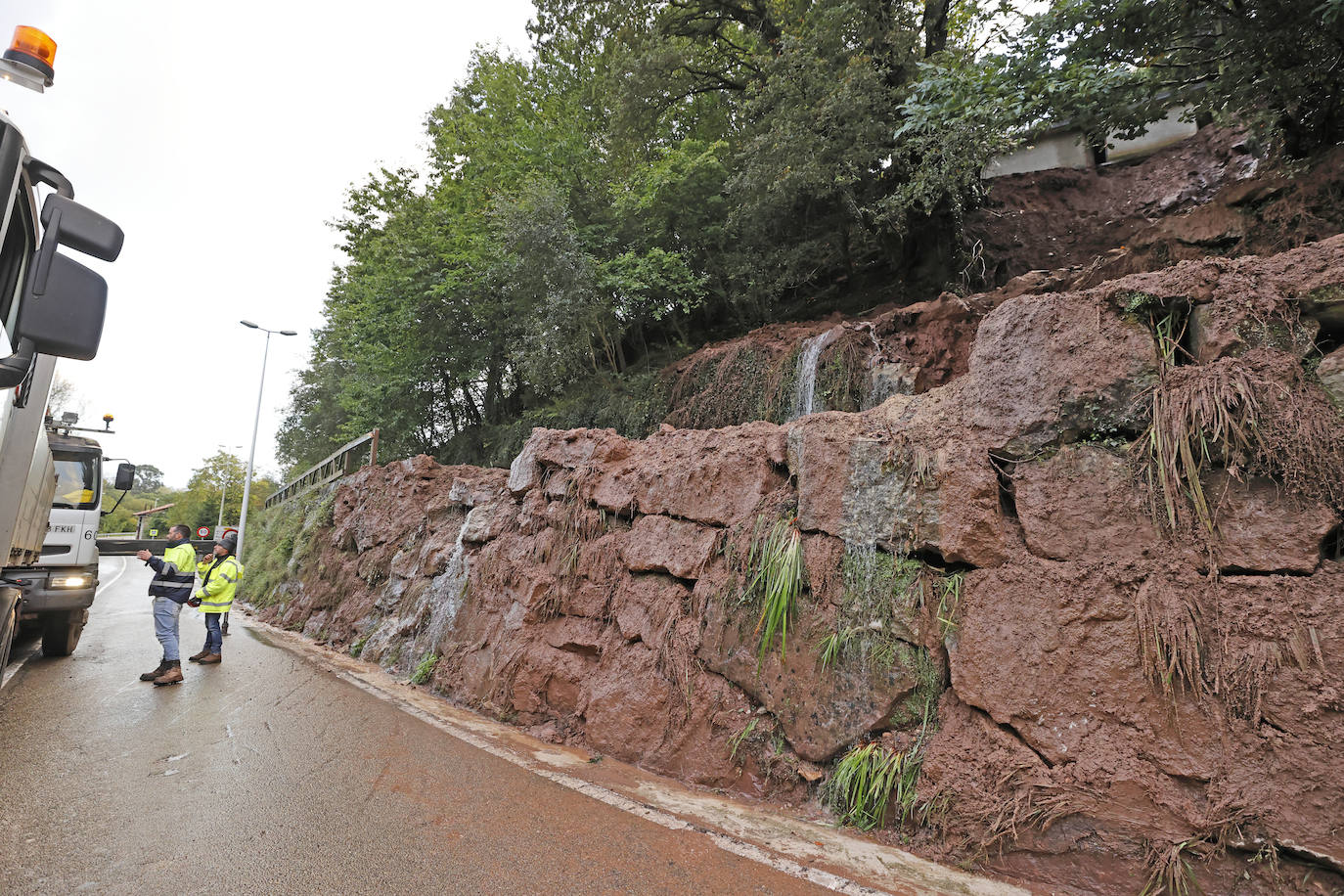 Fotos: Un argayo corta la carretera entre Santa Lucía y Mazcuerras