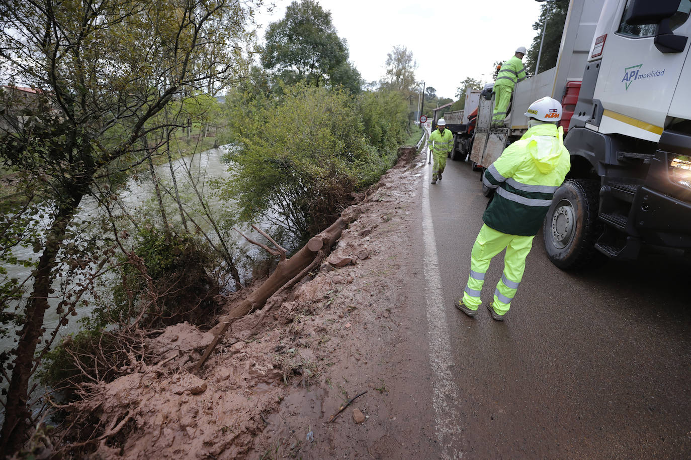 Fotos: Un argayo corta la carretera entre Santa Lucía y Mazcuerras