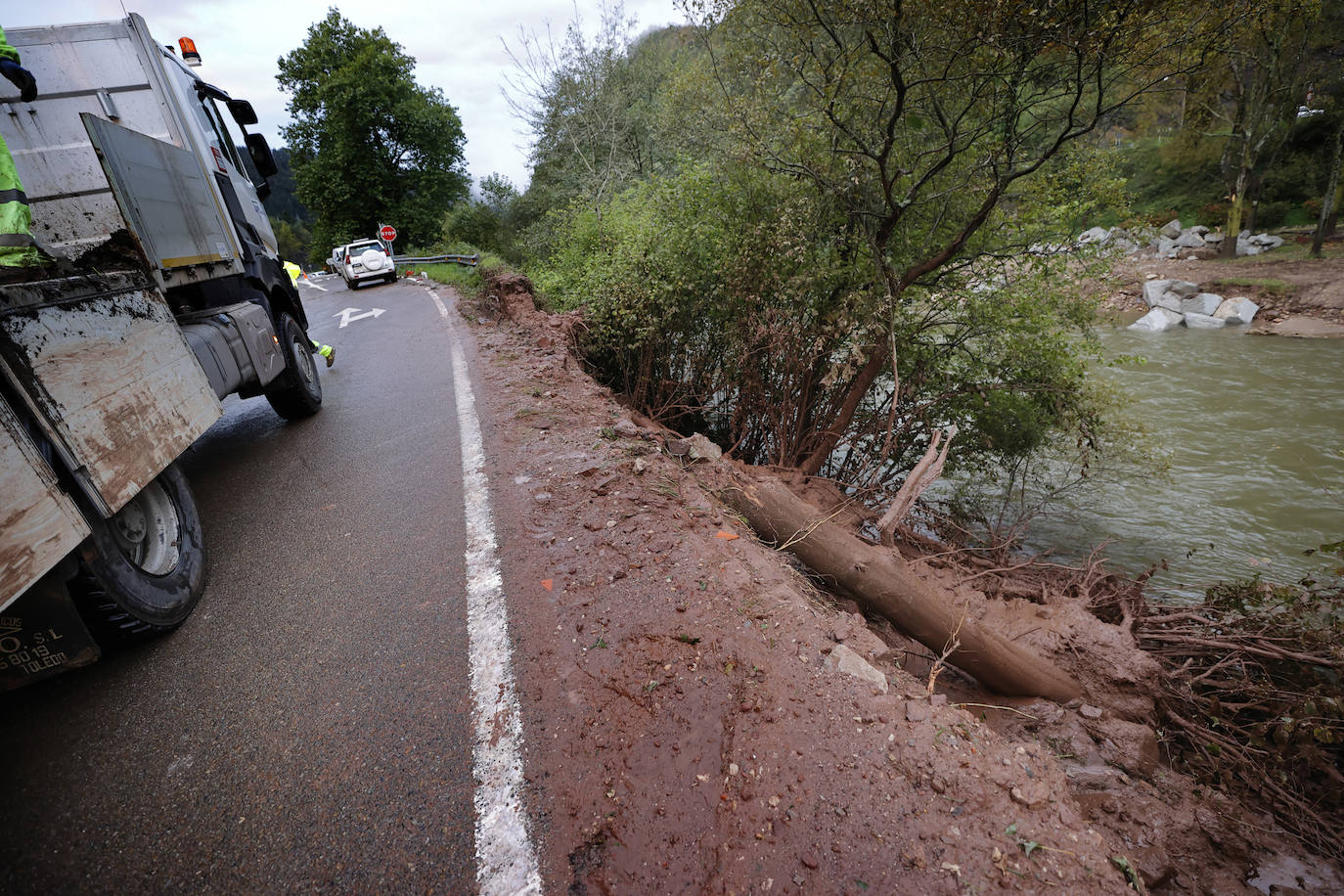 Fotos: Un argayo corta la carretera entre Santa Lucía y Mazcuerras