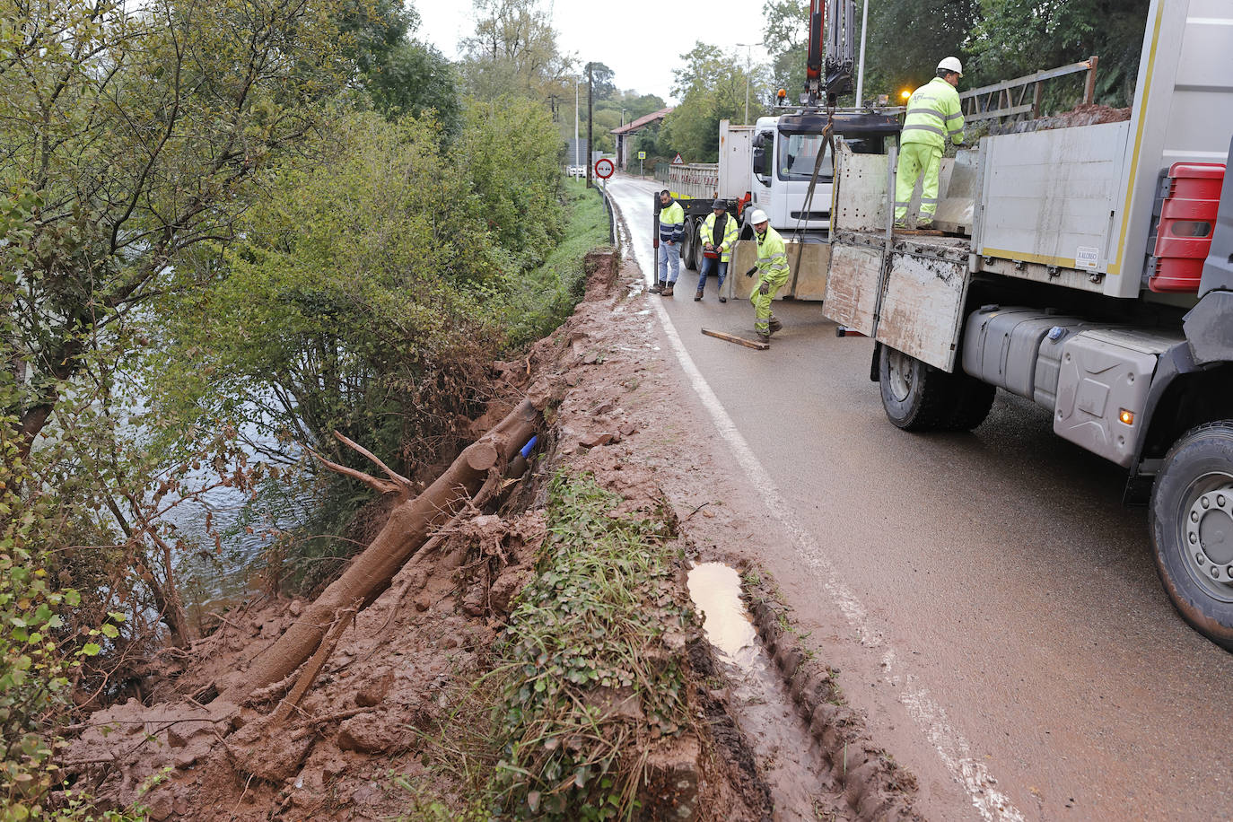 Fotos: Un argayo corta la carretera entre Santa Lucía y Mazcuerras