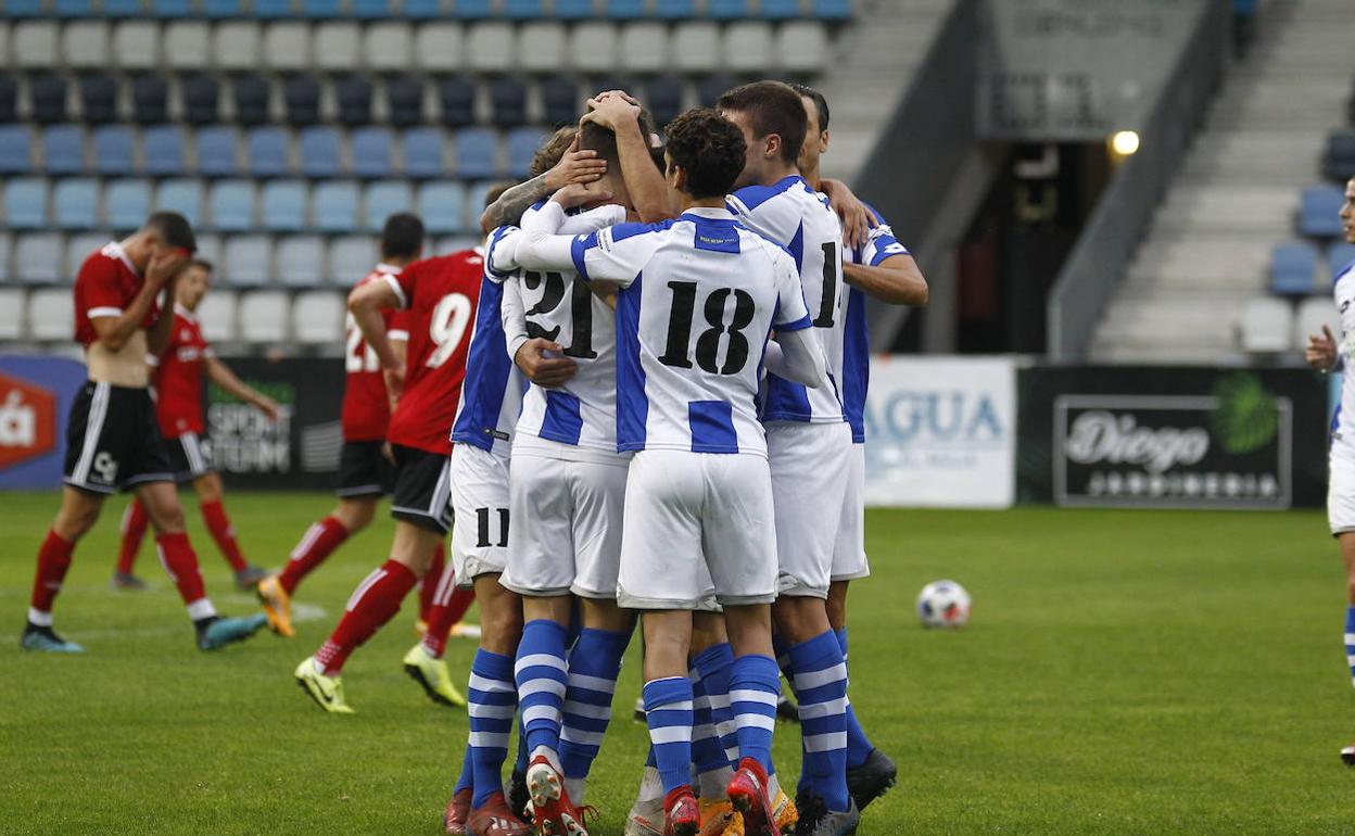 Jugadores de la Gimnástica en un partido de pretemporada.