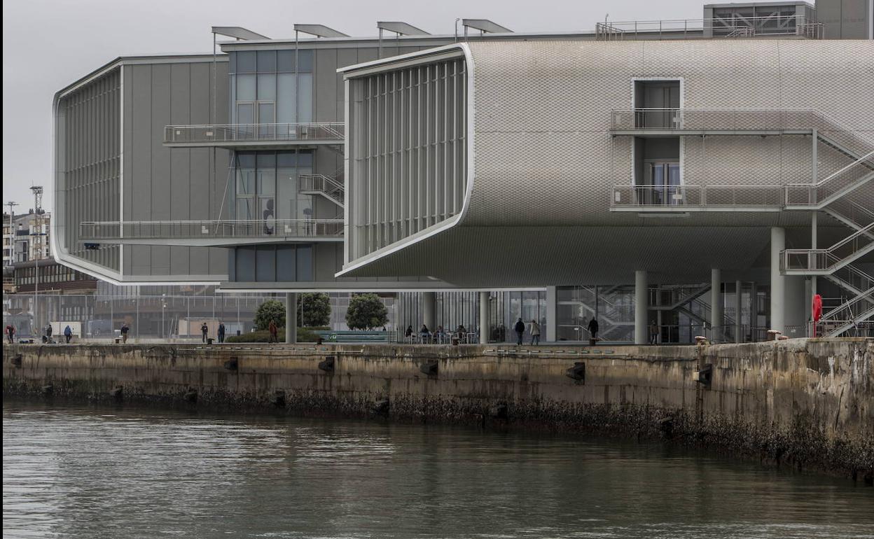 Rescatan a una mujer que cayó a la bahía de Santander la pasada noche y corría riesgo de ahogarse