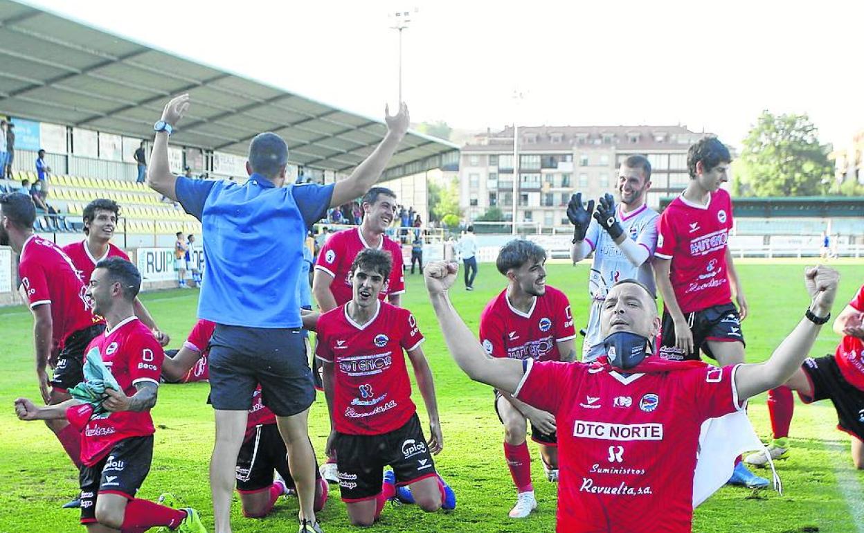 Los futbolistas del Laredo celebran el ascenso.