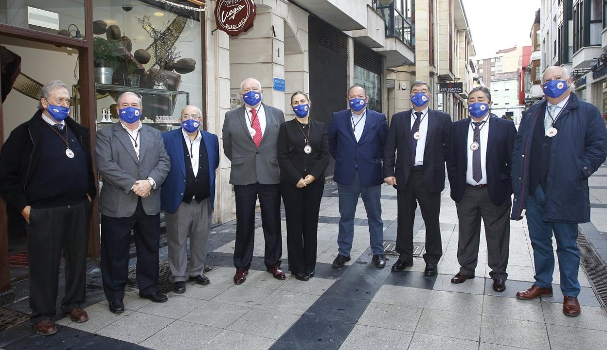 Juanjo García, Pedro Arce, Luis Vega, Gabriel Argumosa, Carolina Entrecanales, Luis Cordero, Manuel Rodríguez, Higinio Gutiérrez y Andrés Alonso, ayer en Torrelavega, donde se presentó la Cofradía. 