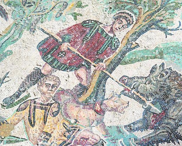 Mosaico romano de Piazza Armerina, en Sicilia, con una espectacular escena de caza de un jabalí. 