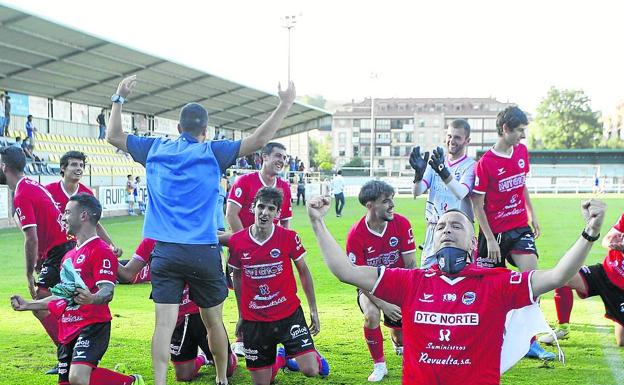 Los futbolistas del Laredo celebran el ascenso. 