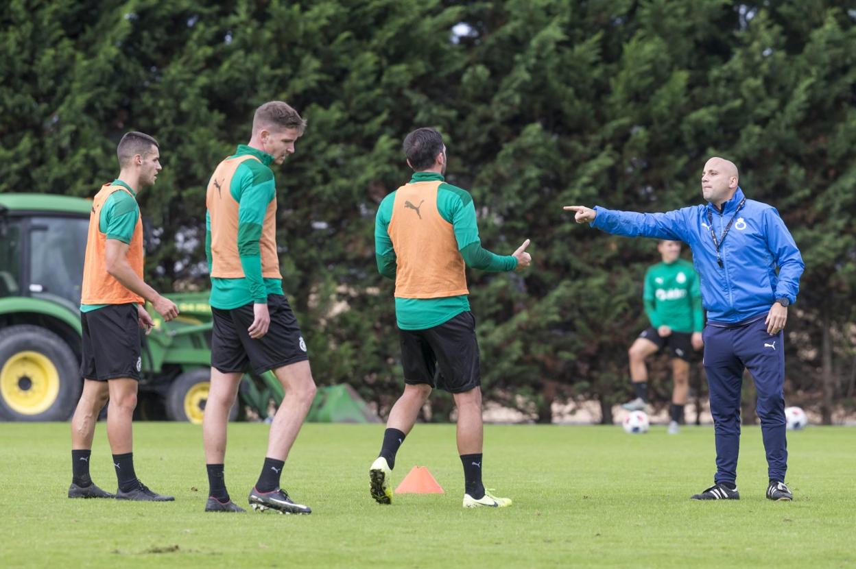 Javi Rozada da instrucciones a Mantilla, Matic y Figueras en una sesión en La Albericia. roberto ruiz