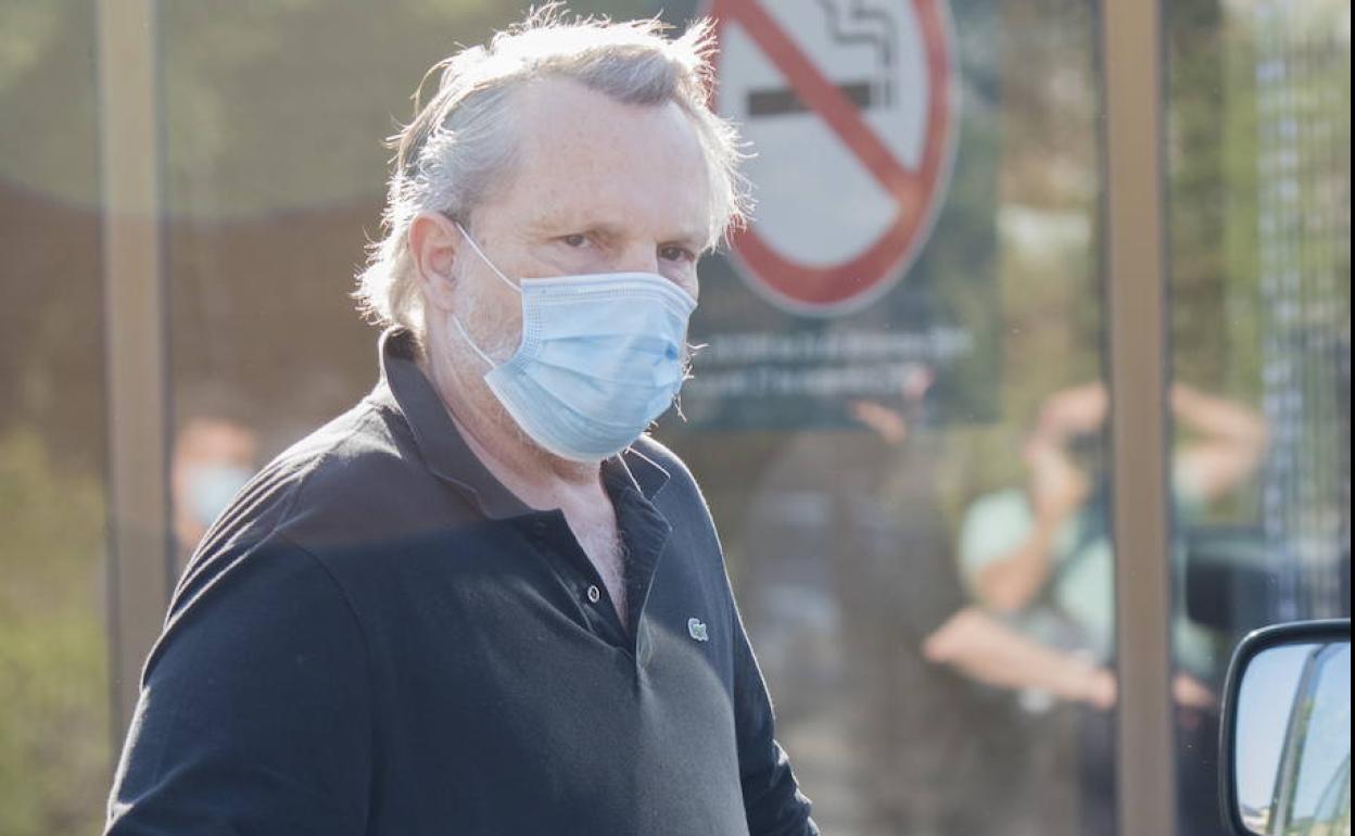 Miguel Bosé compra flores en un vivero de Madrid.