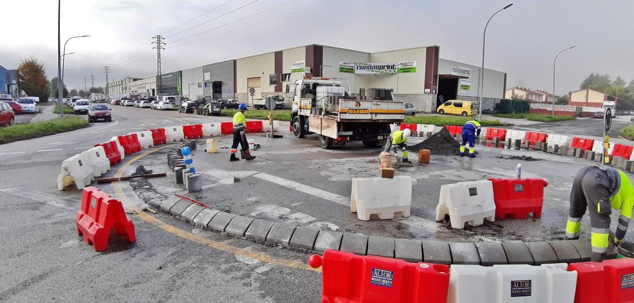 Imagen del estado actual de los trabajos de construcción de la rotonda en el polígono de Barros. cavia