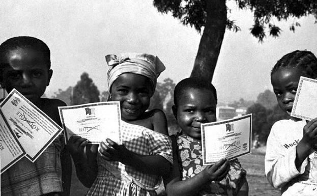 Unos niños cameruneses exhiben sus certificados de vacunación de la viruela en 1975