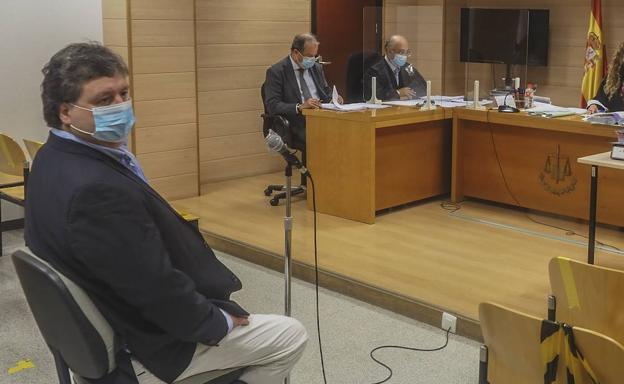 El alcalde de Cayón, Gastón Gómez, condenado a nueve años de inhabilitación por un delito continuado de prevaricación