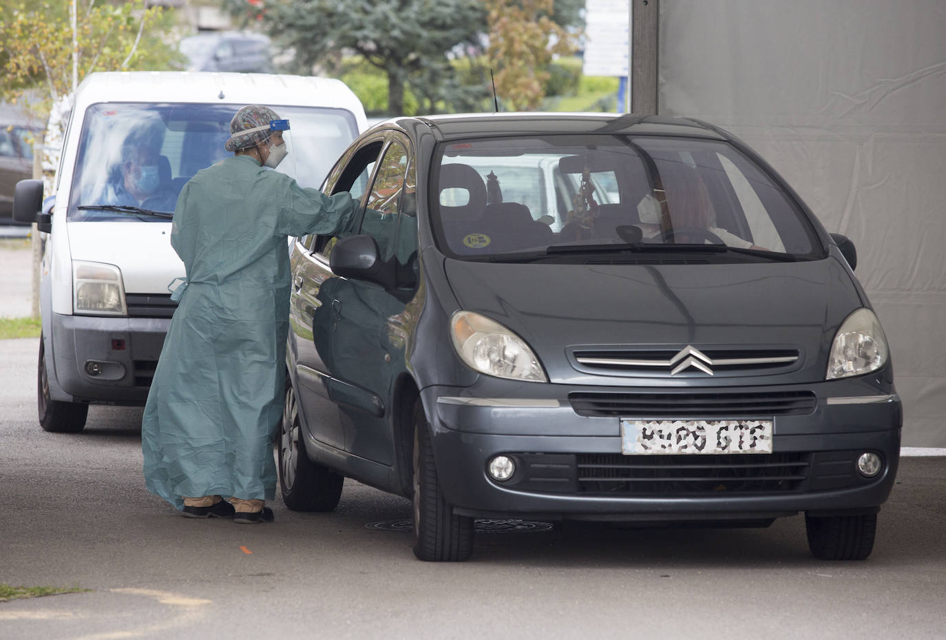 Las colas vuelven a los 'coroautos' donde se hacen las pruebas PCR por el repunte de los contagios. 