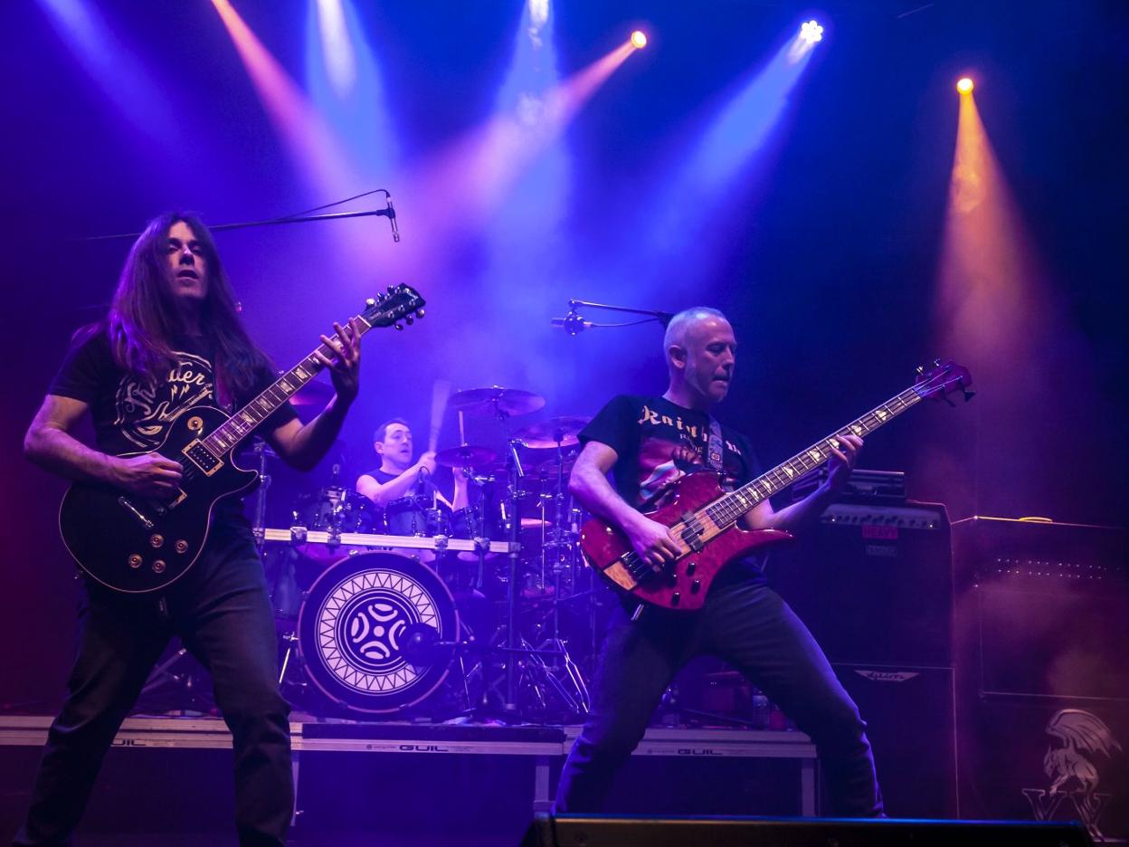 Mario Galván (guitarra), Carlos Quintana (batería) y Raúl Galván (voz y bajo) durante el concierto del 25 aniversario de Emboque. Fernando Martínez